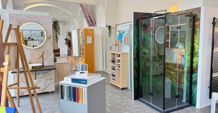 Die Badezimmer-Abteilung mit zahlreichen Armaturen und Farbmustern der Karl Flanyek GmbH