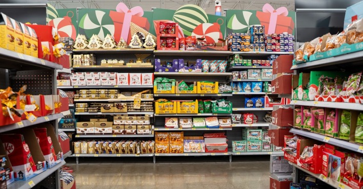 Supermarkt regal mit Weihnachtsprodukten.