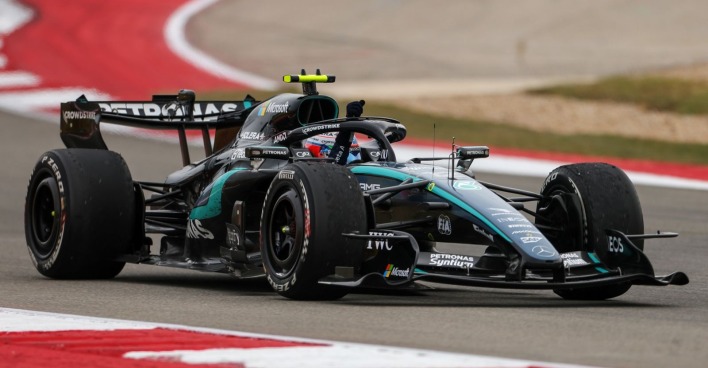 Schwarzer Mercedes-Formel-1-Bolide mit türkisfarbenen Akzenten auf der Rennstrecke. Kimi Antonelli will seine Startnummer 12 behalten.