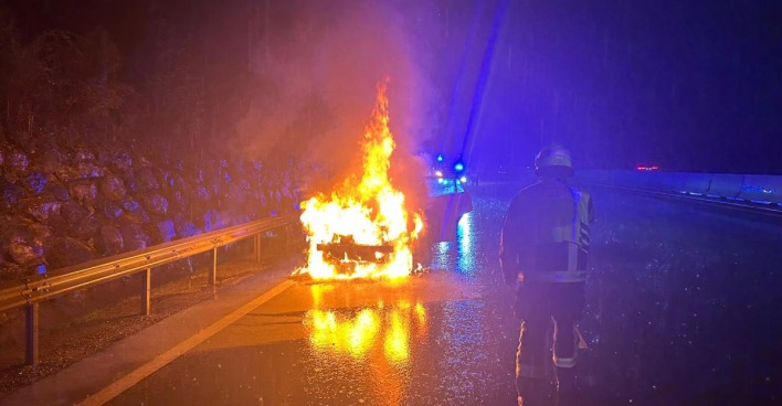 Feuerwehrleute löschend den Brand.