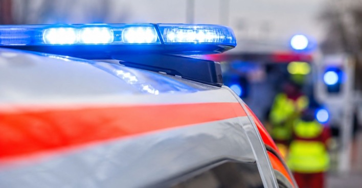 Blaulicht auf einem Rettungswagen bei einem Einsatz, Symbolbild zum tödlichen E-Scooter-Unfall in Wien-Liesing