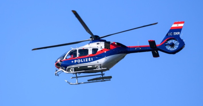 Polizeihubschrauber bei Schönwetter im Einsatz.