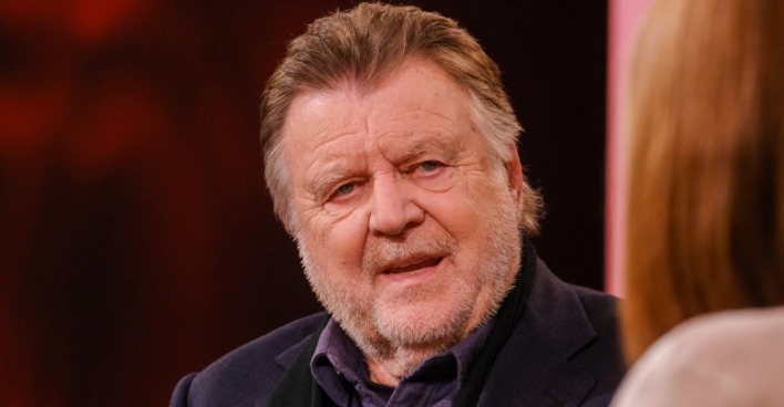 Lukas Resetarits im Fernsehstudio: Der österreichische Kabarettist beendet mit 79 Jahren überraschend seine Bühnenkarriere.