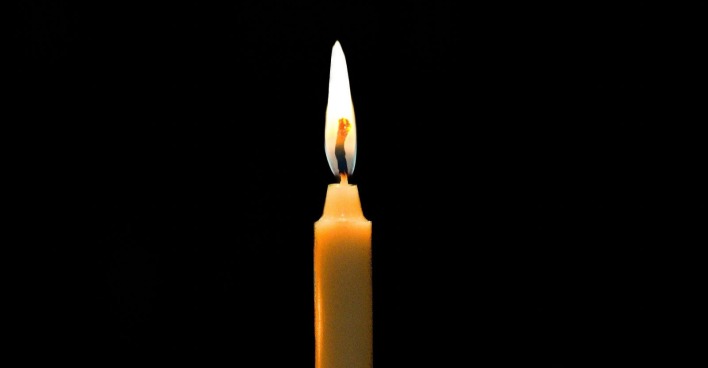 Brennende Kerze als Symbol der Trauer um den verstorbenen „Benjamin Blümchen“-Sänger Michael Thilo.