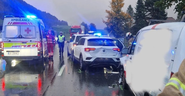 Einsatzkräfte der Feuerwehr und Rettung bei einem Verkehrsunfall im Regen auf der B165