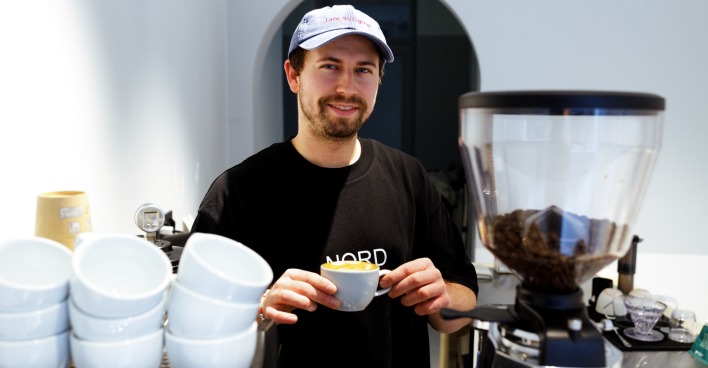 Nord Brewbar-Betreiber Michael Mayer mit einer Tasse Kaffee in seiner Hand
