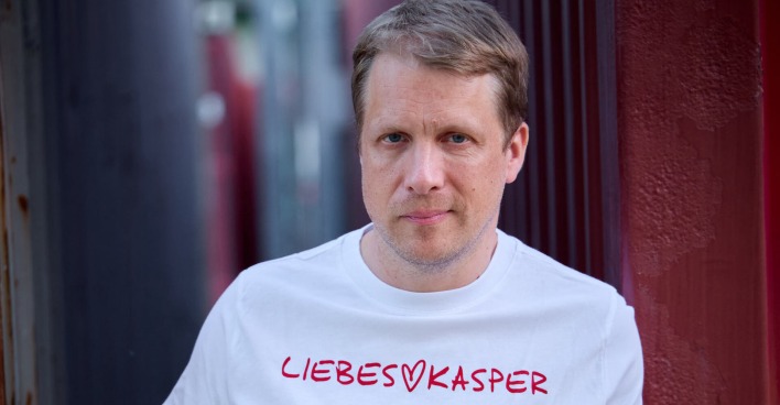 Oliver Pocher in einem weißen Shirt, er er ist der Ex-Mann von Amira Aly.