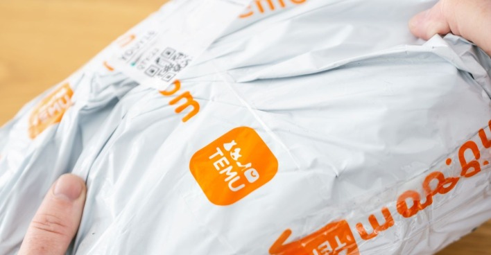 Paket des Onlinehändlers Temu, welches von der Paketsteuer betroffen ist