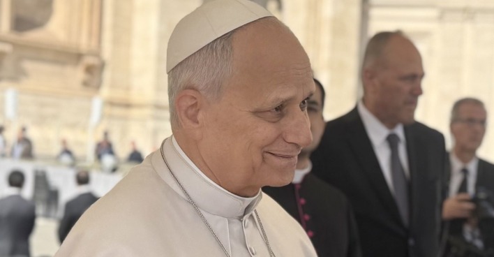 Papst Leo XIV. lächelt in weißer Papstkleidung. Der Pontifex muss wegen eines Knotens an der Lunge im Krankenhaus operiert werden.