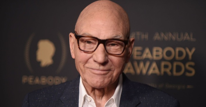 Schauspieler Patrick Stewart mit schwarzer Brille und dunklem Sakko bei den Peabody Awards. Er starb im Alter von 86 Jahren.