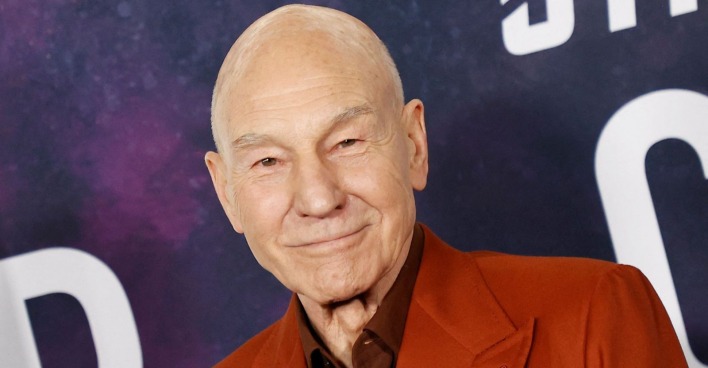 Patrick Stewart in einem rostroten Anzug bei einer Veranstaltung. Der als Captain Picard bekannte Star-Trek-Schauspieler starb mit 86 Jahren.
