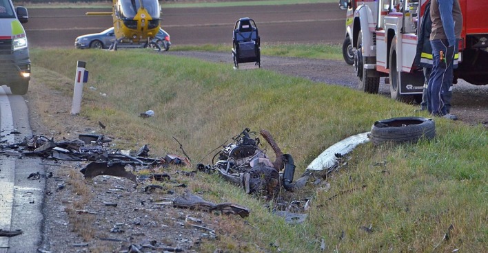 Verstreute Fahrzeugteile und ein herausgerissener Motor nach dem tödlichen Frontalcrash auf der B5 bei Pfaffenschlag bei Waidhofen an der Thaya.