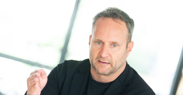 Matthias Strolz bei einem Gespräch. Der Rechnungshof kritisiert das Honorar von 130.000 Euro für 25 Arbeitstage.