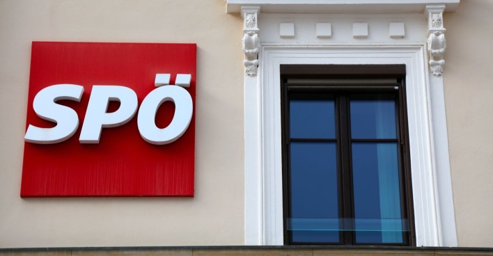 Schild der SPÖ vor Parteizentrale.