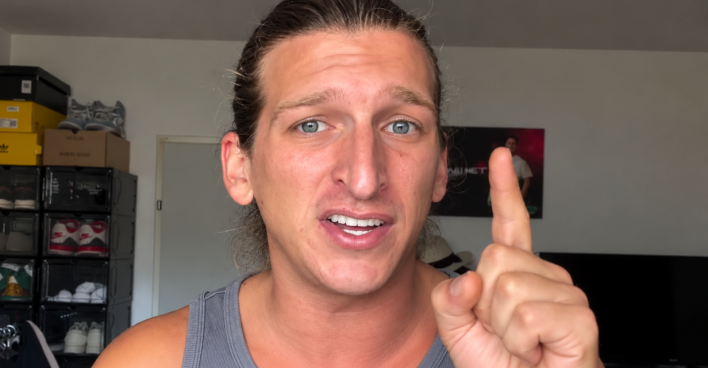Satans Bratan mit zurückgebundenen langen Haaren und erhobenem Zeigefinger. Seine Schwester verteidigt den Wiener Influencer gegen Hater auf Instagram.