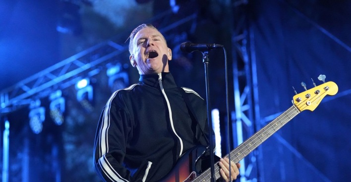Bryan Adams auf einer Konzertbühne anlässlich der Fußball-WM-2026