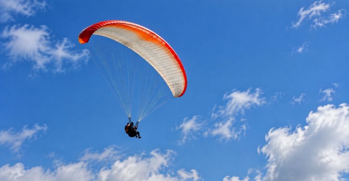 Paragleiter am Himmel über Schwendau im Zillertal