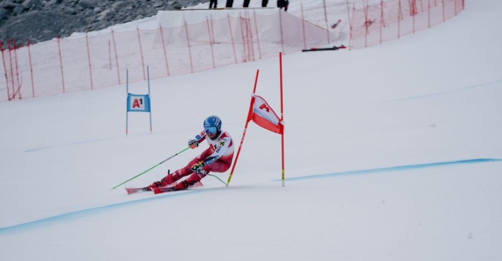 Marco Schwarz auf der Rennpiste in Sölden während der Schneekontrolle