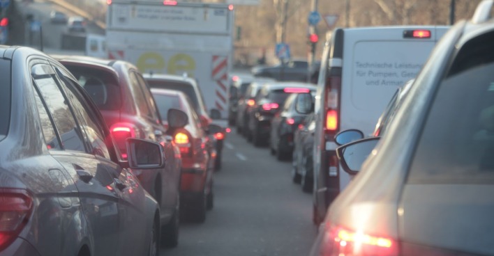 Kilometerlanger Stau nach Massencrash auf der A7 bei Linz mit sieben beteiligten Fahrzeugen.