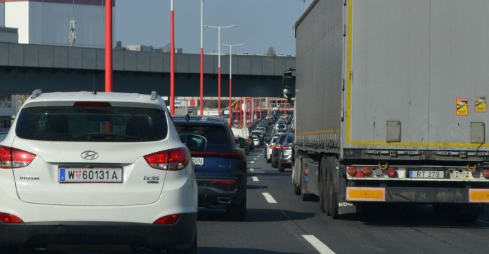 Stauwarnung Österreich: Dichter Verkehr mit Autos und Lkw auf einer mehrspurigen Straße. Zum Nationalfeiertag drohen Staus auf mehreren Autobahnen.