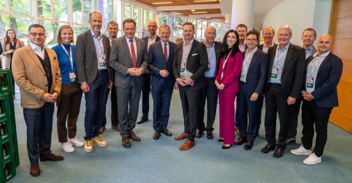 großes Gruppenbild mit 16 Personen im Foyer eines Kongresszentrums