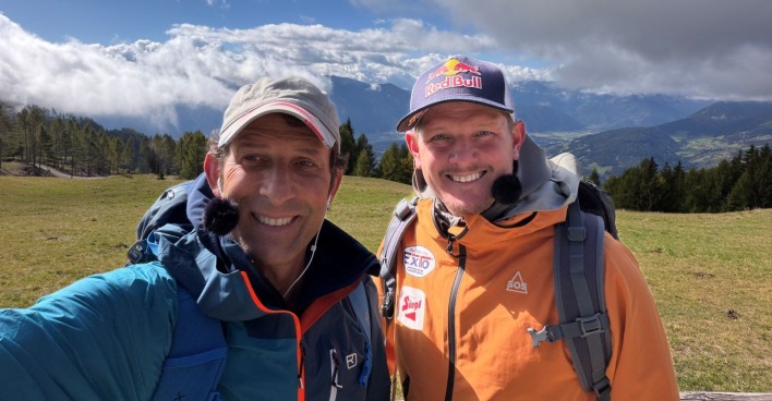 Tom Walek mit Thomas Morgenstern beim Wandern.