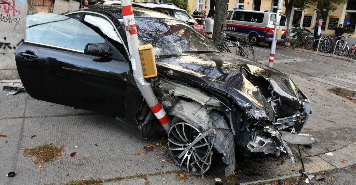 Zertrümmertes Auto am Lerchenfelder Gürtel