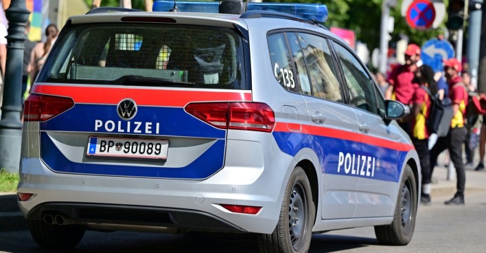 Polizeiwagen vor einer Demonstration in Wien