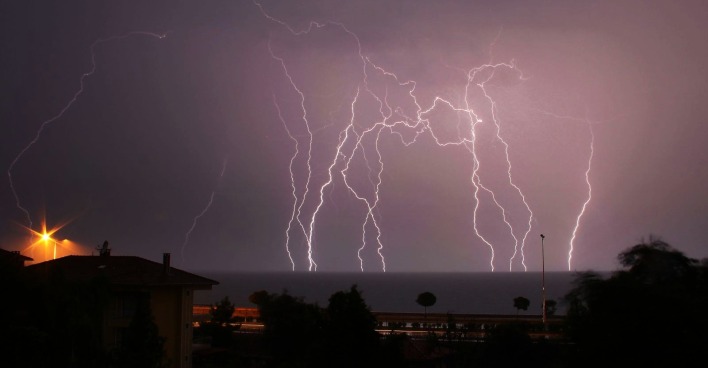 Heftiges Gewitter mit zahlreichen Blitzen über dem Meer. Schwere Unwetter sorgen in Kroatien für Überschwemmungen und Verkehrsbehinderungen.