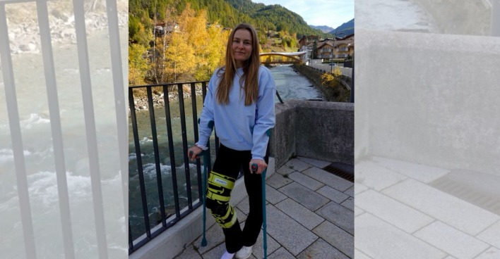 Valerie Grenier blickt enttäuscht mit Krücken in die Kamera