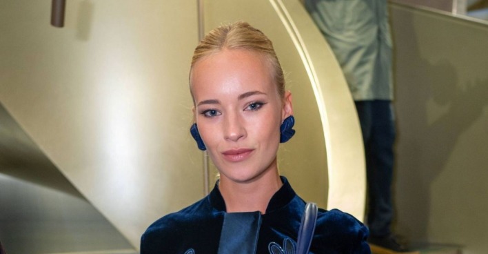 Valerie Huber mit blauen Ohrringen und dunkelblauem Outfit. Die österreichische Schauspielerin warnt auf Instagram vor den Folgen des Klimawandels.