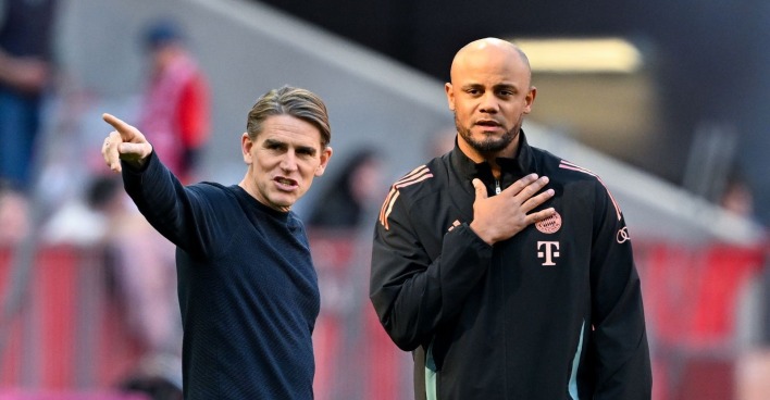 Bayern-Coach Vincent Kompany an der Seitenlinie mit Sportdirektor Christoph Freund