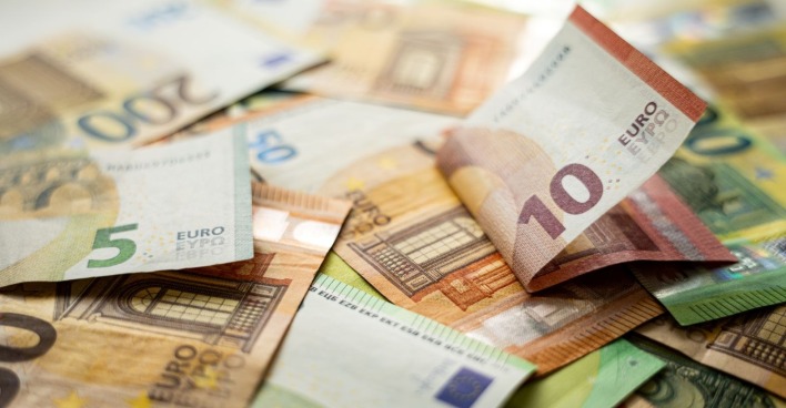 Euro-Banknoten als Themenbild für die Erhöhung der U-Bahn-Steuer in Wien