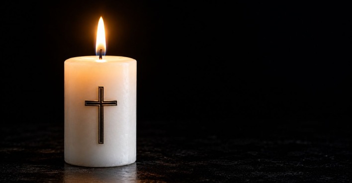 Trauerkerze als Themenbild für den Tod von Wintersport-Legende Christian Knauth