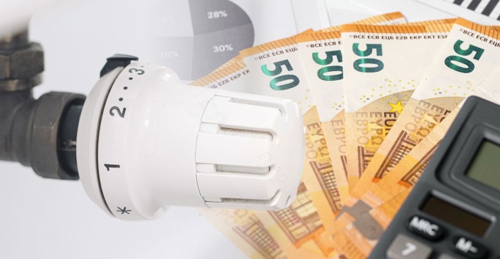 50-Euro-Scheine neben einer Heizung.