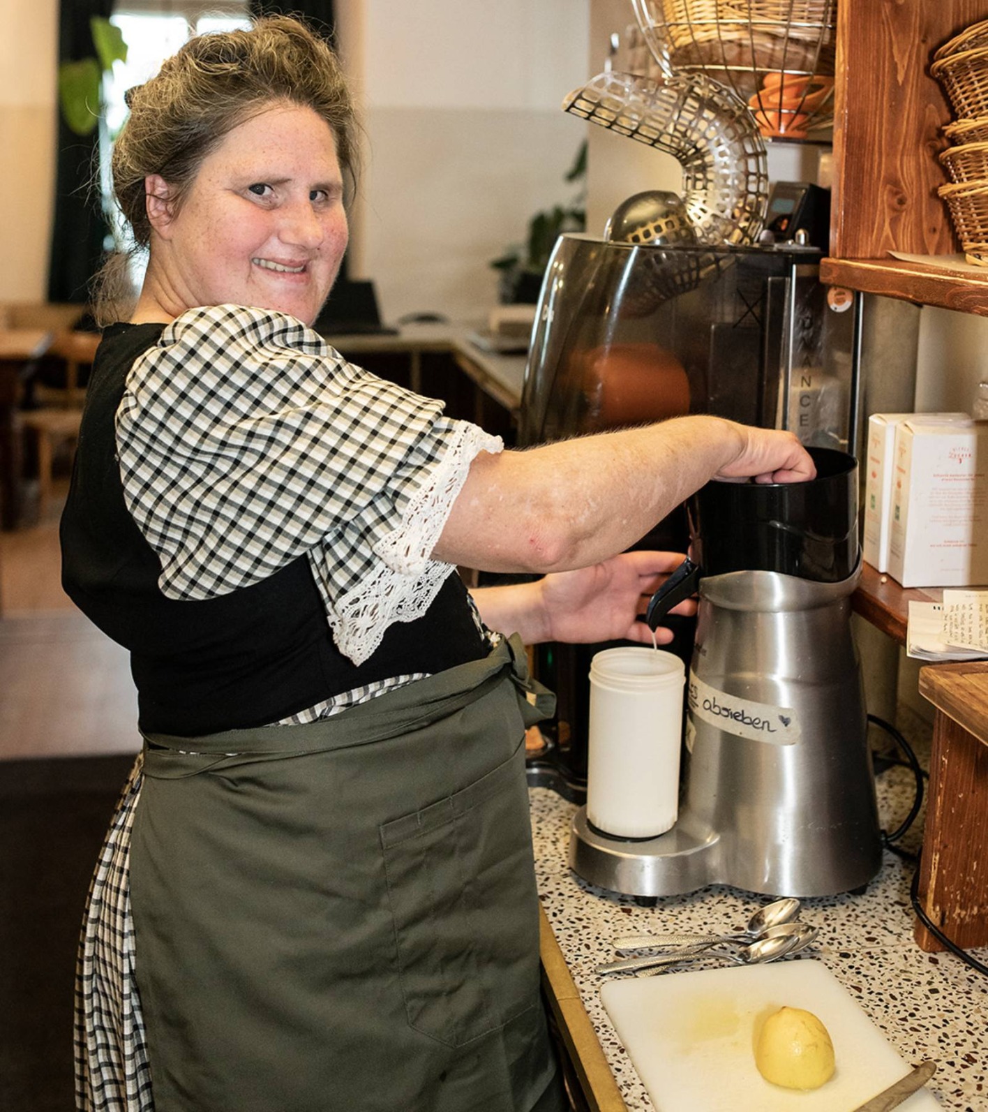 Sabine S. beim Zitronen auspressen als Teil ihrer Aufgaben| Credit: Jugend am Werk Steiermark / Miriam Raneburger