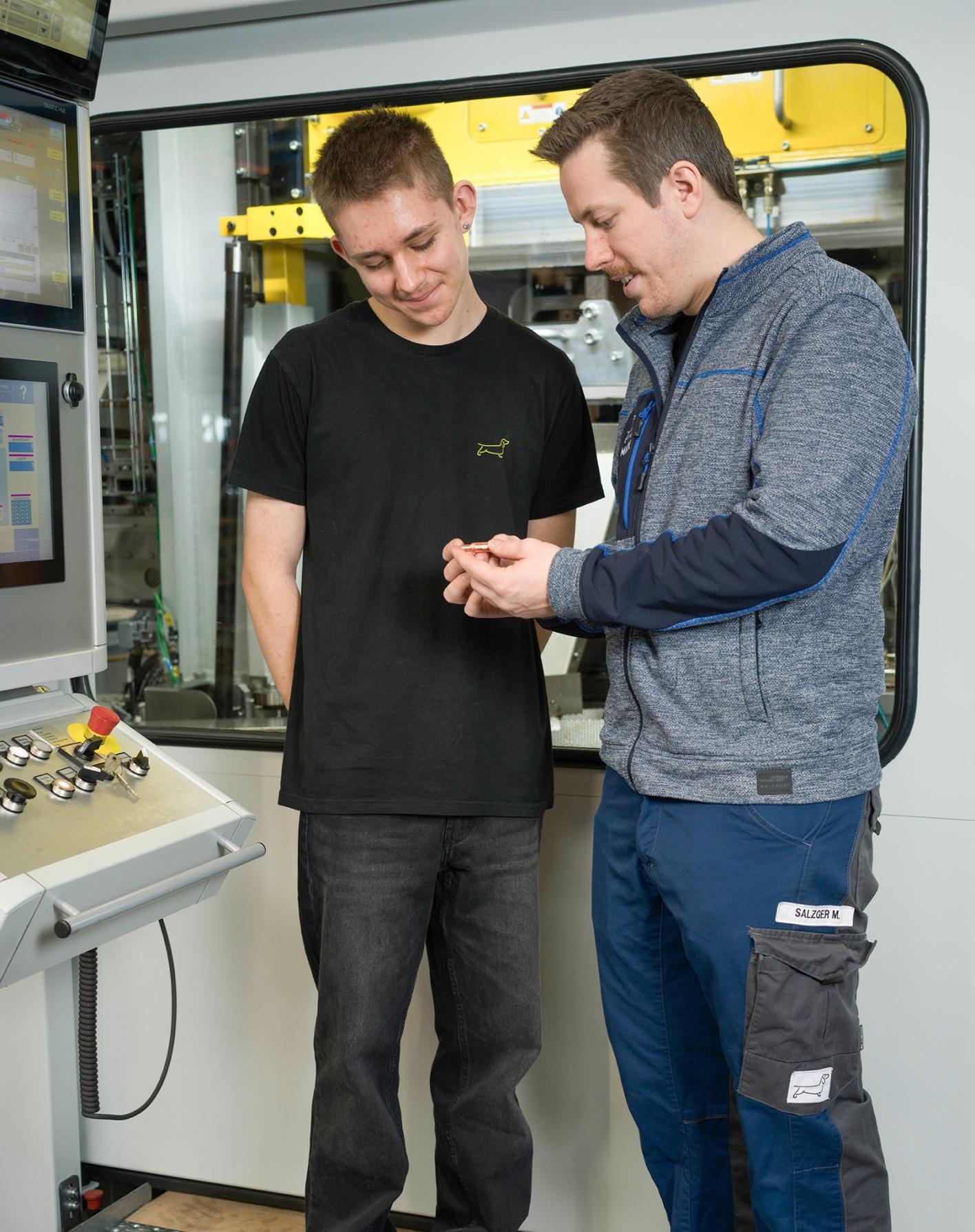 Lehrmeister erklärt Lehrling etwas | Credit: Jochen Russmann