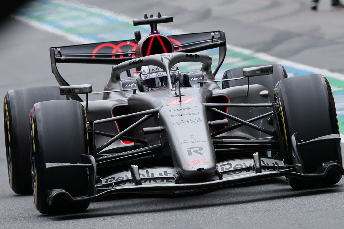 Audi-Formel-1-Auto mit Nico Hülkenberg auf der Rennstrecke während eines Grand Prix