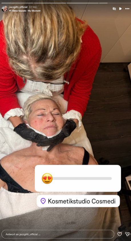 Jazz Gitti liegt während einer Beautybehandlung im Kosmetikstudio Cosmedi auf einer Behandlungsliege und lässt sich das Gesicht behandeln.