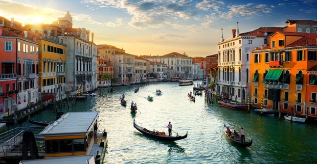 Boote und Sonnenuntergang in Venedig