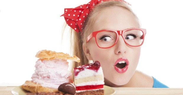 Frau sitzt vor Torten | Credit: iStock/NinaMalyna/Thinkstock