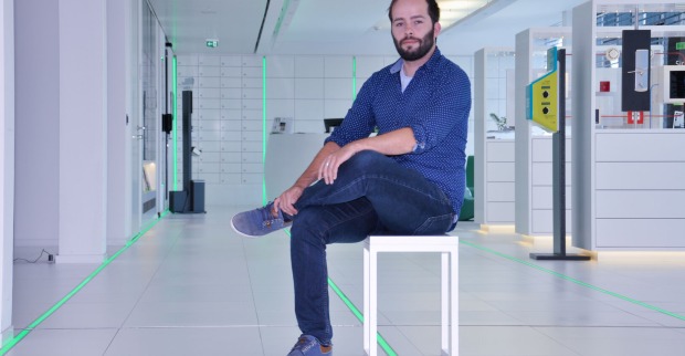 Marco Bartl sitzend im Fiegl+Spielberger Foyer