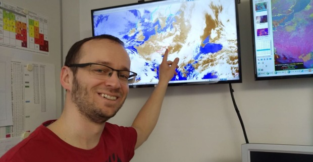 Meteorologe Christian Ortner (ZAMG Salzburg) behält den Himmel im Auge.