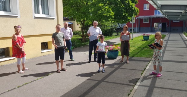 Menschen im Freien, Laptops in der Hand