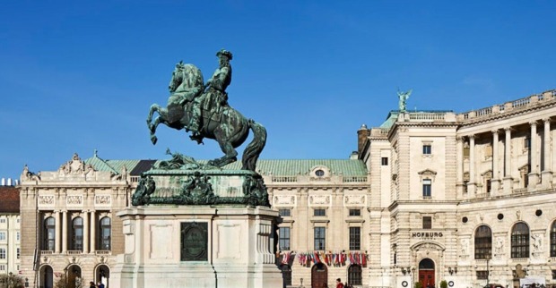 Die Reiter Statue am Heldenplatz vor der Wiener Hofburg.