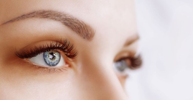 Optische Verjüngung durch Browlifting | Credit: iStock.com/licsiren