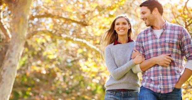 Liebespaar beim Herbstspaziergang | Credit: iStock.com/monkeybusinessimages