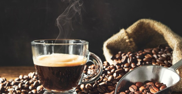 Tasse heißer Kaffee aus frischen Bohnen