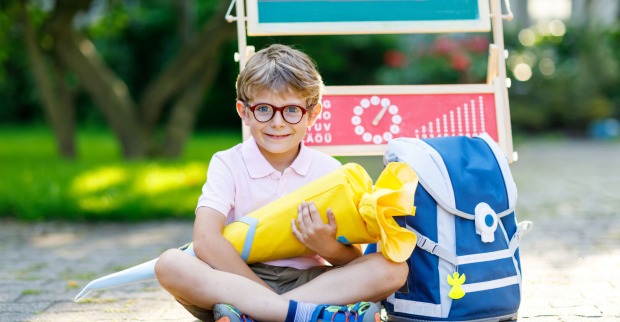 Kind mit Schultüte | Credit: romrodinka/Getty Images/iStockphoto