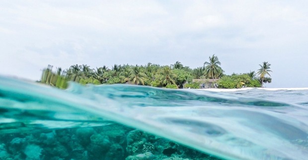 Blaues Meer und Blick auf eine typische Schatzinsel mit weißem Sand